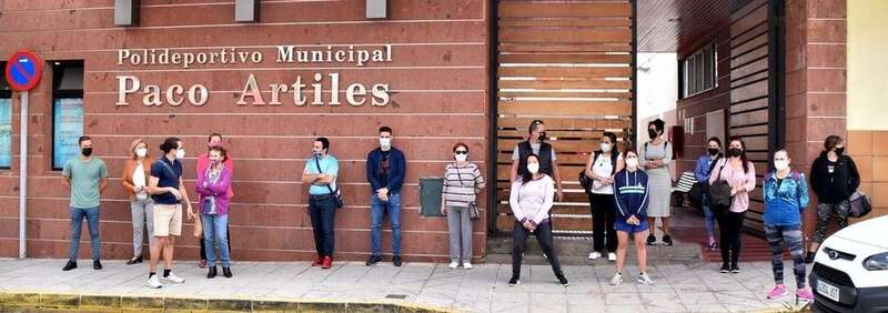 Concentración de trabajadores de Lude a las puertas del polideportivo el pasado 12 de marzo/TA.